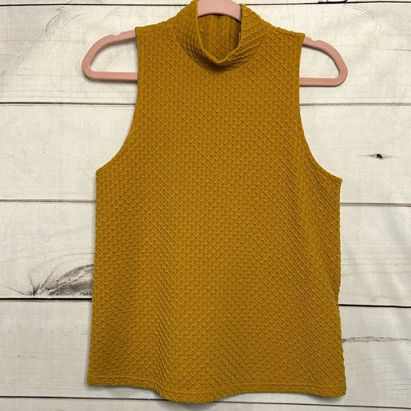 EUC eri + ali size small top with button details on back! - Picture 1 of 4